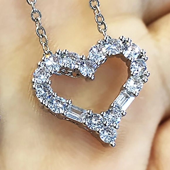 New Women’s 925 Silver Beautiful Heart Diamond Necklace - Picture 2 of 2